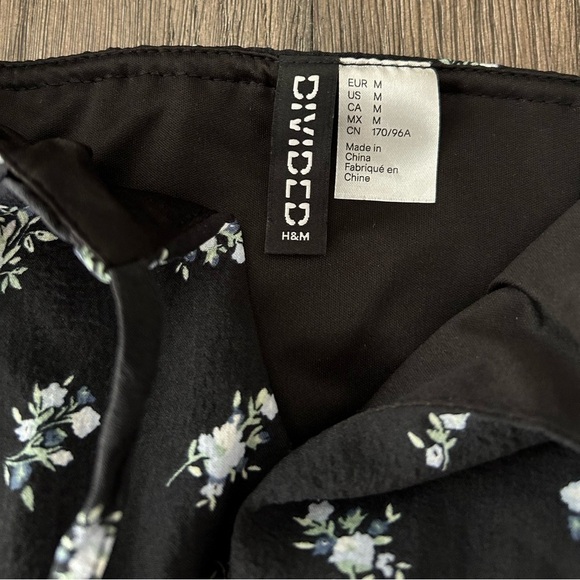 H&M Puffed Sleeve Creped A Line Mini Dress by Divided  Black Floral. Size Med - Picture 6 of 6